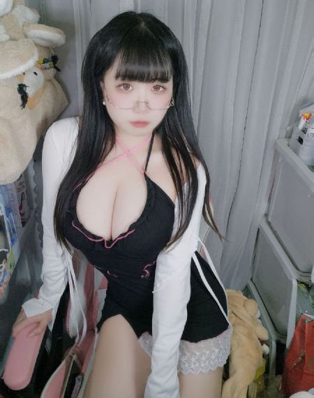 脱下衣服的漂亮姐姐