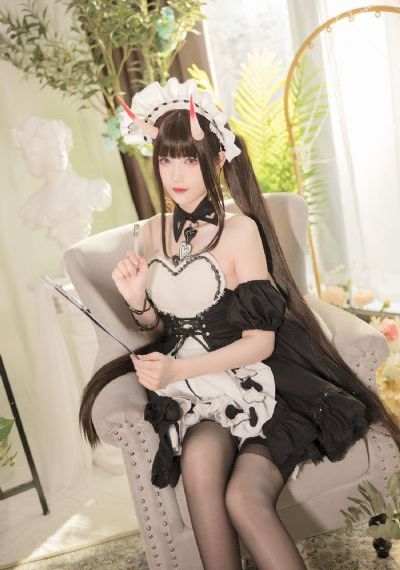 边亲边把手放衣服里发出声音