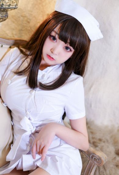 女大学生特殊的精油按摩